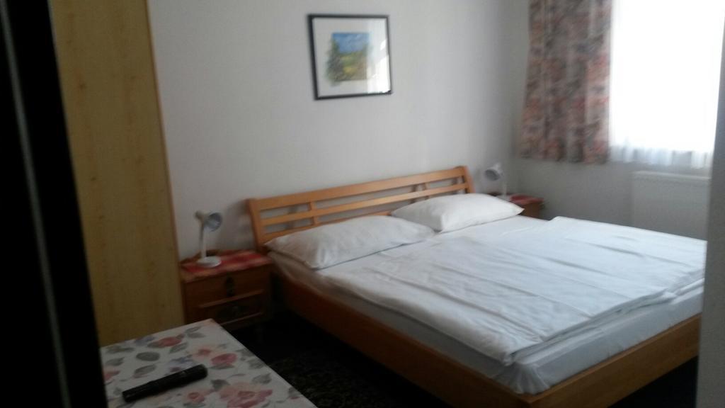 Pension Parzer Pressbaum Bei Wien Habitación foto