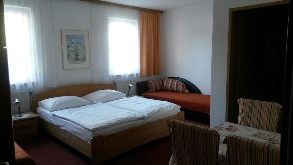 Pension Parzer Pressbaum Bei Wien Habitación foto